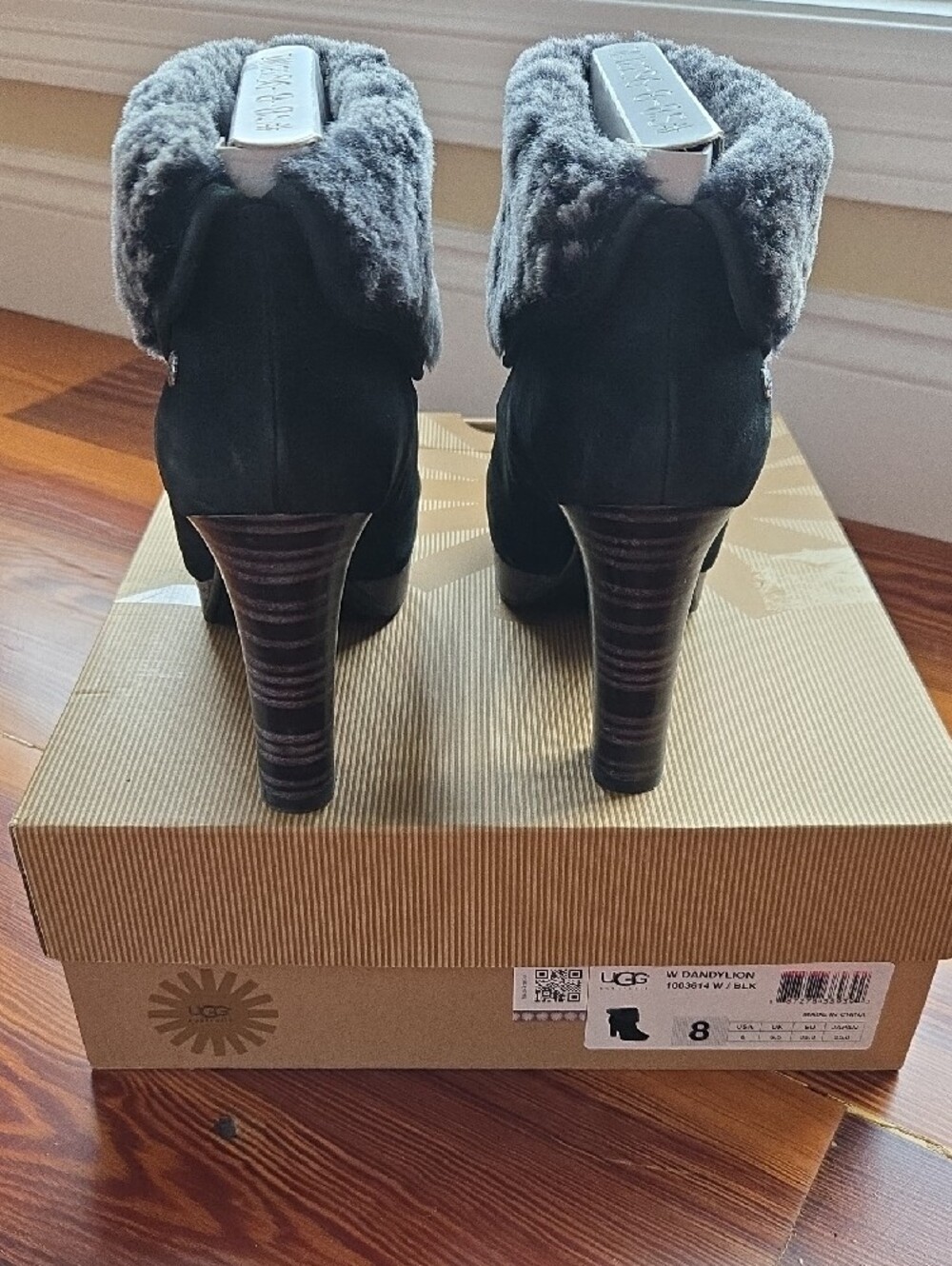 UGG Dandylion In Black - Picture 6 of 8